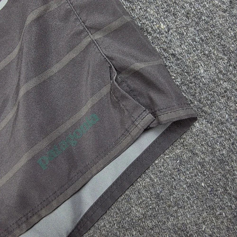 Patagonia Board Shorts Mens 32‎ Grey Striped Scallop Hem Stretch Surf Swim Beach